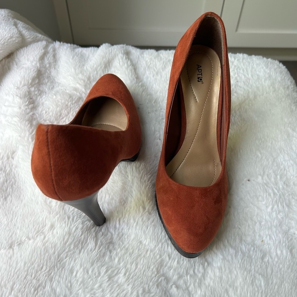 APT 9 Burnt Orange Suede Oval Toe Platform Pumps, Size 8 - Picture 6 of 12